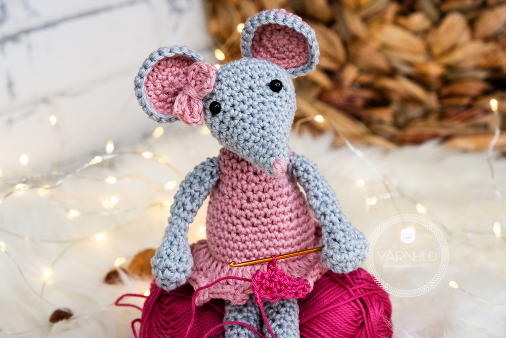 Lisa the crochet mouse - A free crochet pattern. Yarnhild.com