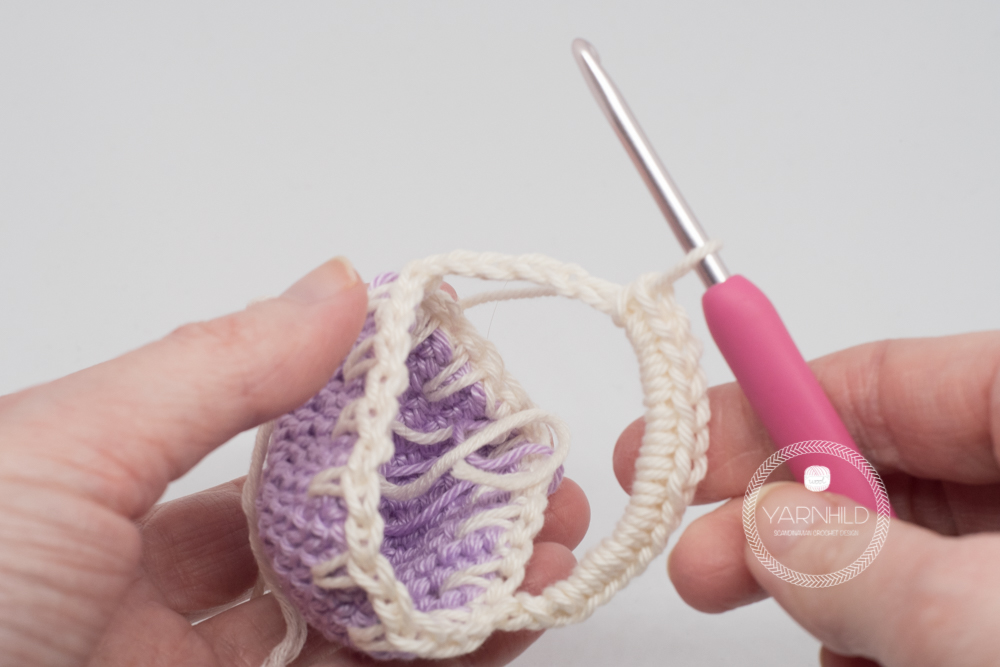 Clover Amour Crochet Hook, Size E
