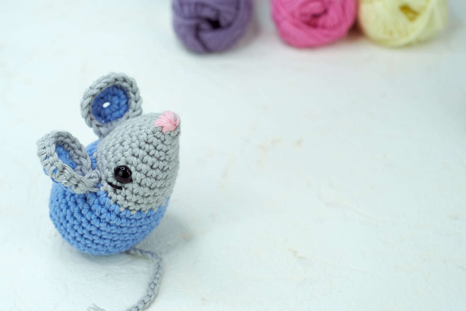 How to crochet an easy amigurumi mouse - a free crochet pattern