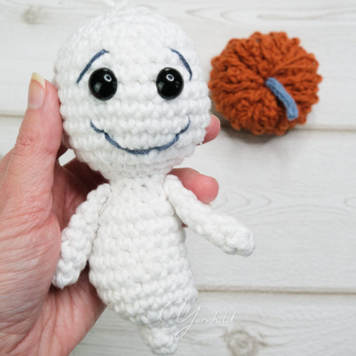 How to crochet a ghost